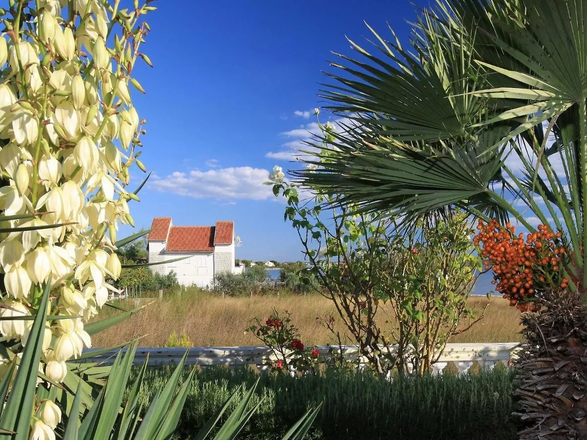 Elegant Holiday Home In Privlakaw With Garden Privlaka